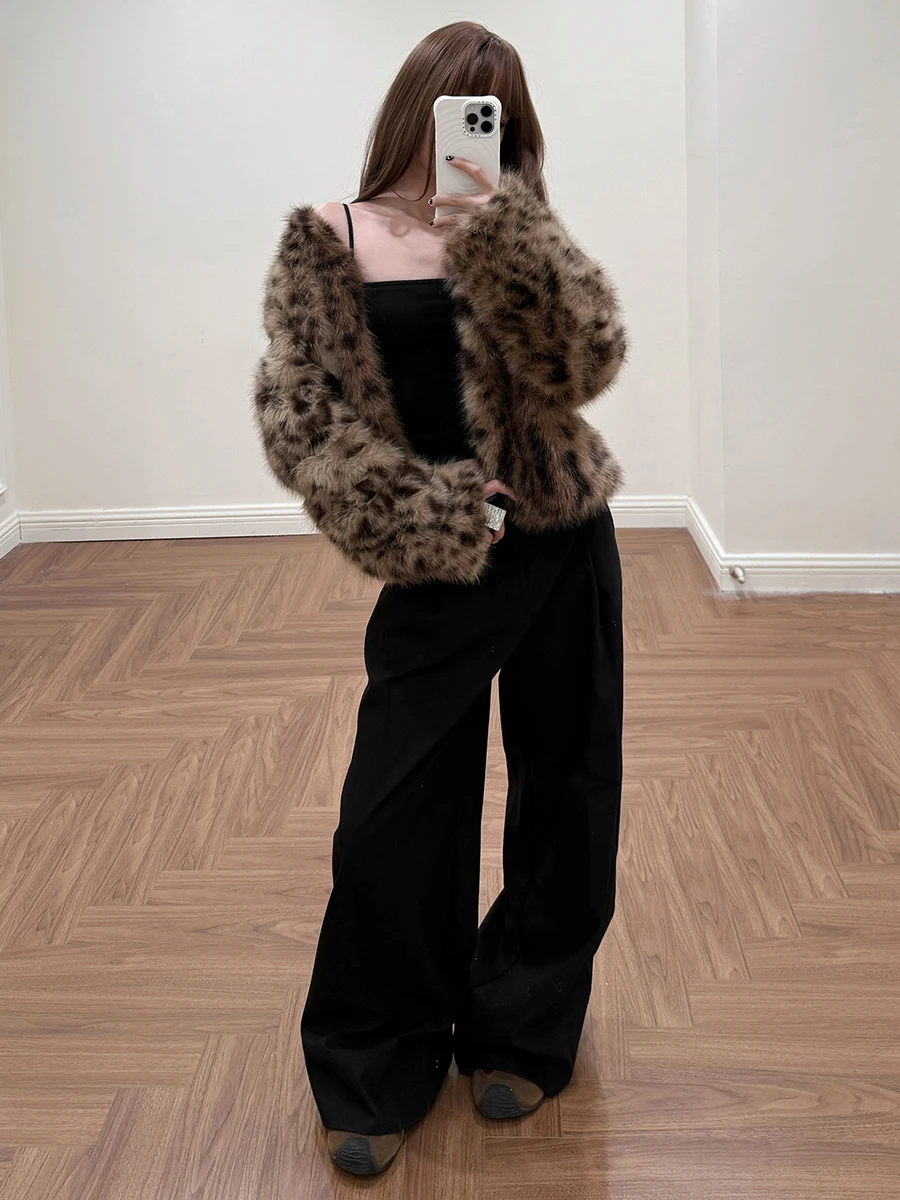   معطف نسائي من الفرو الصناعي بطبعة الفهد من Jaet دافئ متعدد الاستخدامات وقابل للتصفيف من نسيج البوليستر