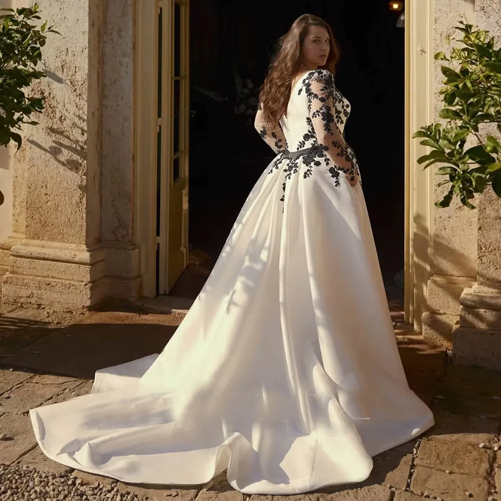 Robe de mariée personnalisée, magnifique, grande taille, avec des appliques noires, col en V, manches longues, traîne de balayage