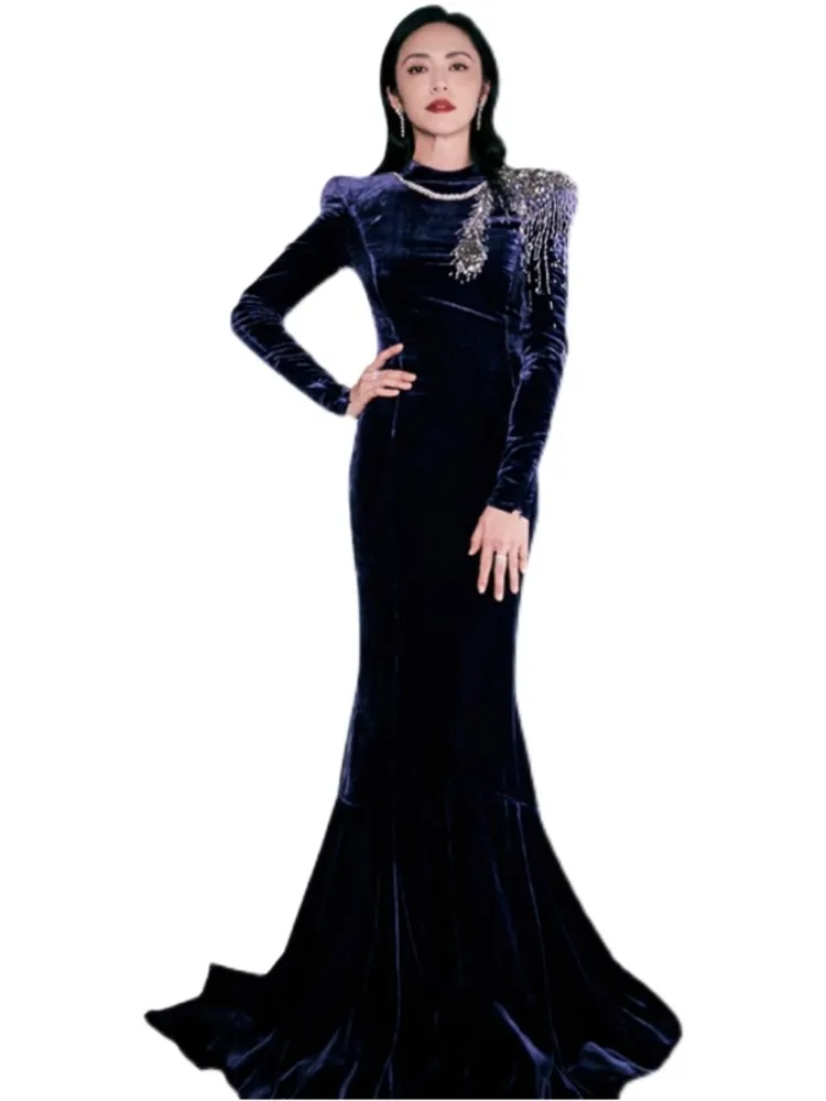 สไตล์โอต์กูตูร์ใหม่มีความหรูหราและสง่างามพร้อมชุดเดรสหางปลายาวสําหรับพิธีกร