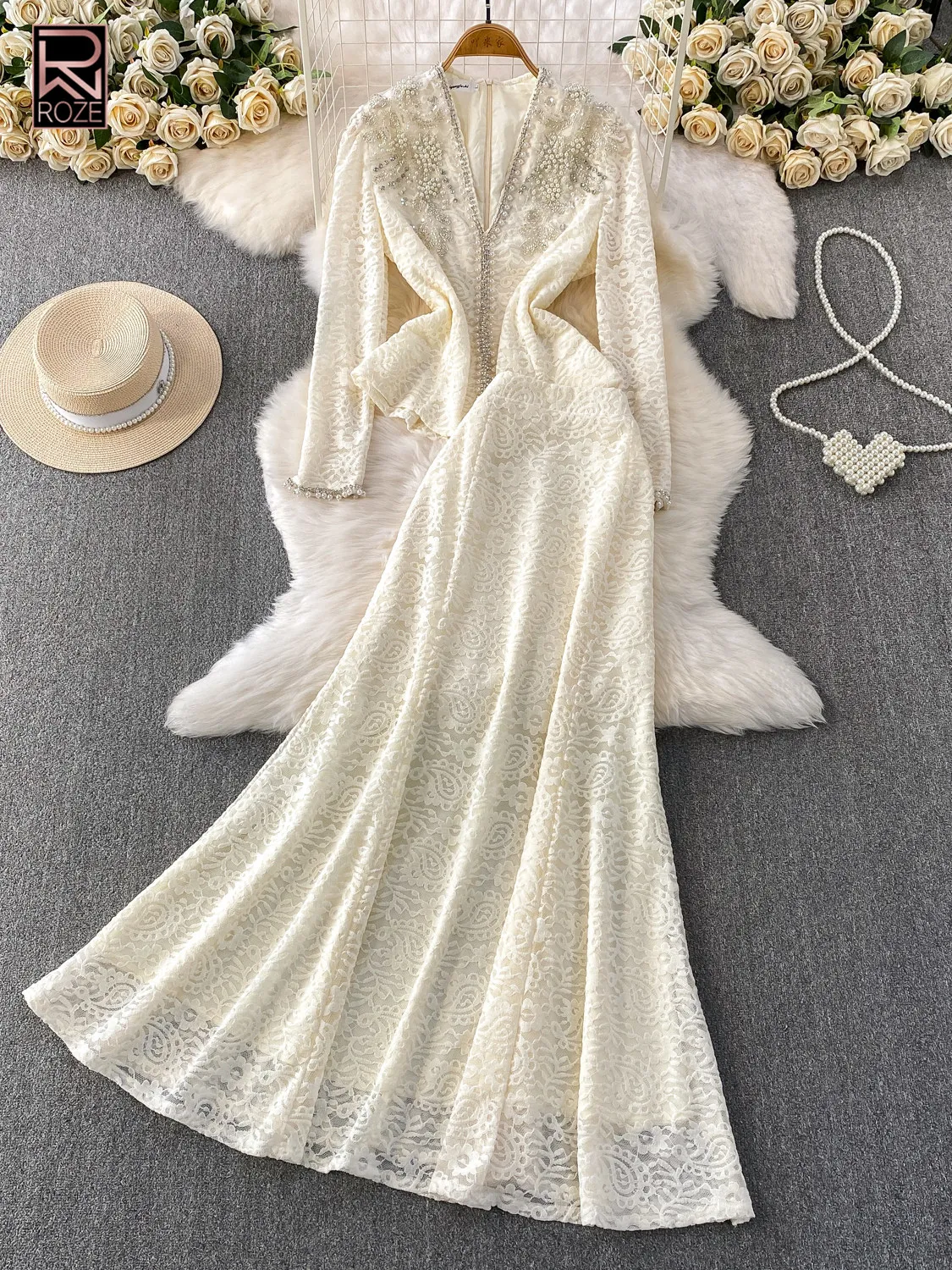 

Изысканный комплект из двух предметов: блузка с V-образным вырезом, расшитая бисером и пайетками, и элегантная приталенная юбка-русалка миди во французском стиле для светских мероприятий