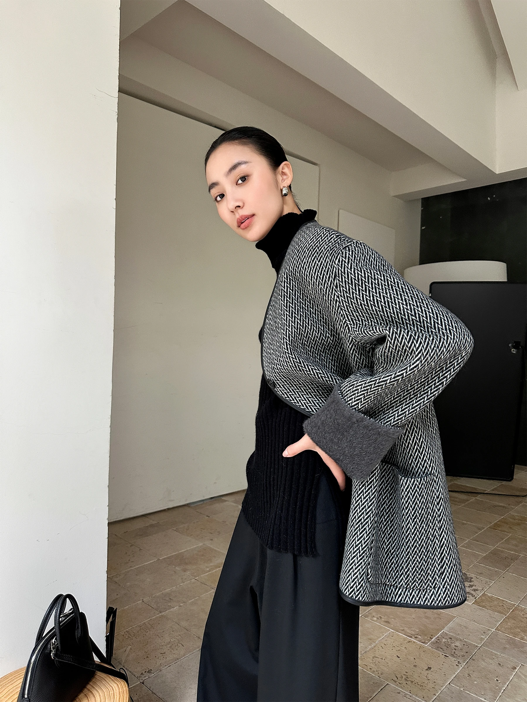 

WANGER Верблюжья бархатная лоскутная кожа, длинное женское шерстяное пальто с твидовым узором и V-образным вырезом, осень 2023, осень 2023.