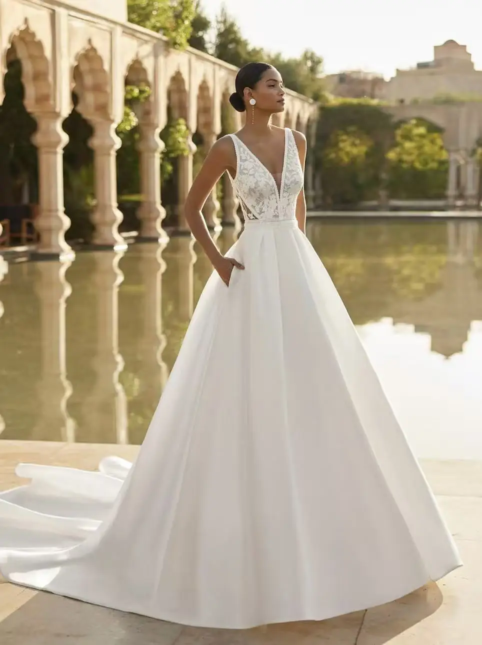 

ONE LIFE Свадебное платье трапециевидной формы принцессы с глубоким V-образным вырезом и аппликациями из атласа с открытой спиной и карманами со шлейфом De Mariee по индивидуальному заказу