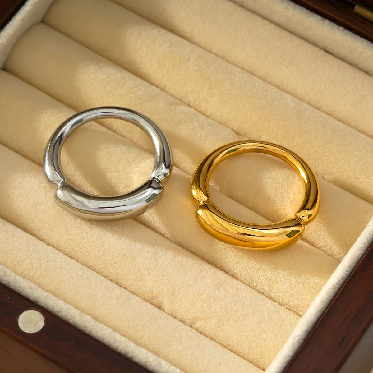 simple and fashionable 14k gold-plated stainless steel waterproof ring, suitable for various occasions such as dates, daily life