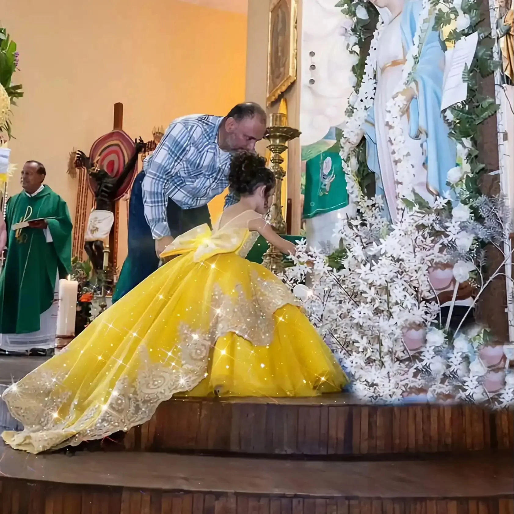 ที่กําหนดเองทองชุดสาวดอกไม้สําหรับงานแต่งงานเงาA Ppliquesด้วยโบว์เด็กแรกศีลมหาสนิทอย่างเป็นทางการเหตุการณ์วันเกิดพรรคชุด