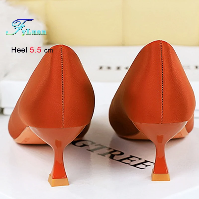 

Черные туфли-лодочки цвета шампань на каблуке 5,5 см, женские, из шелкового атласа, с неглубоким вырезом, на шпильке, элегантные, для банкета