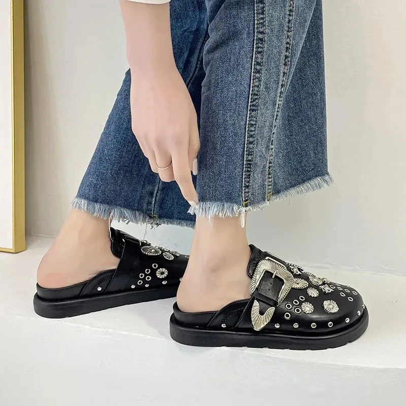 Outdoor Slides Zomer Vrouwen Slippers Platform Klinknagels Punk Rock Lederen Muilezels Creatieve Metalen Fittings Casual Partij Schoenen Vrouwelijke