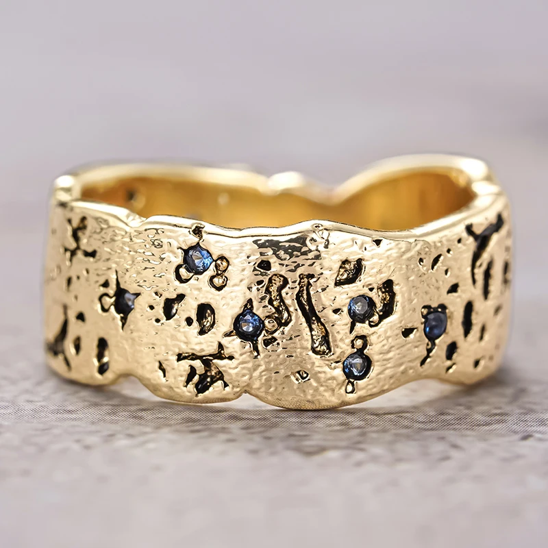 Huitan Unregelmäßiges Design Goldfarbene Damenringe mit blauem Zirkonia Vintage Damenringe für den täglichen Gebrauch Hip-Hop-Stil Schmuck