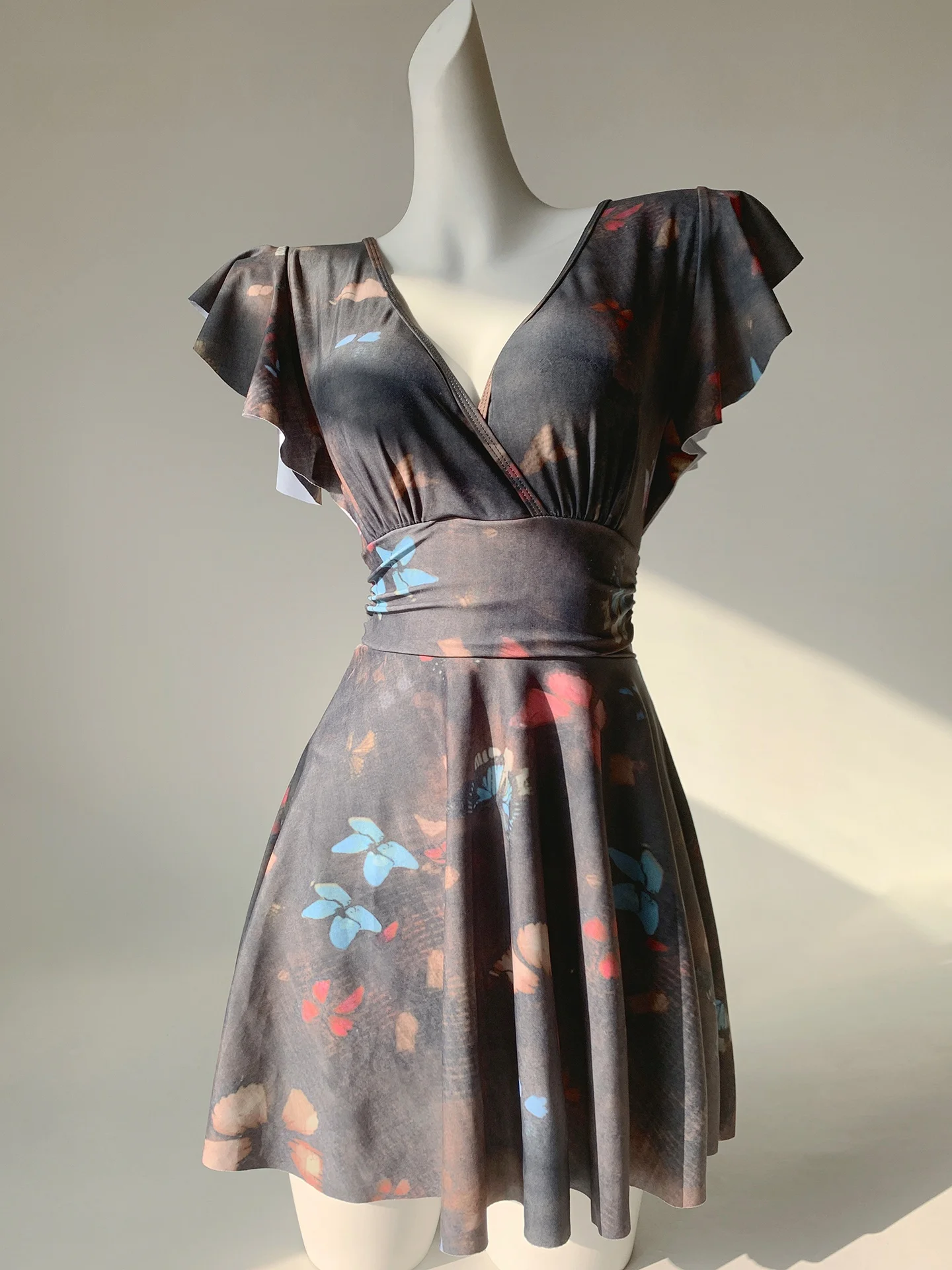 

Vintage Sle One-Piece Swimsuit Women's Thermal Bathing Suit Slimming Skirt Design Polyester Spandex V-Ne ort Sve