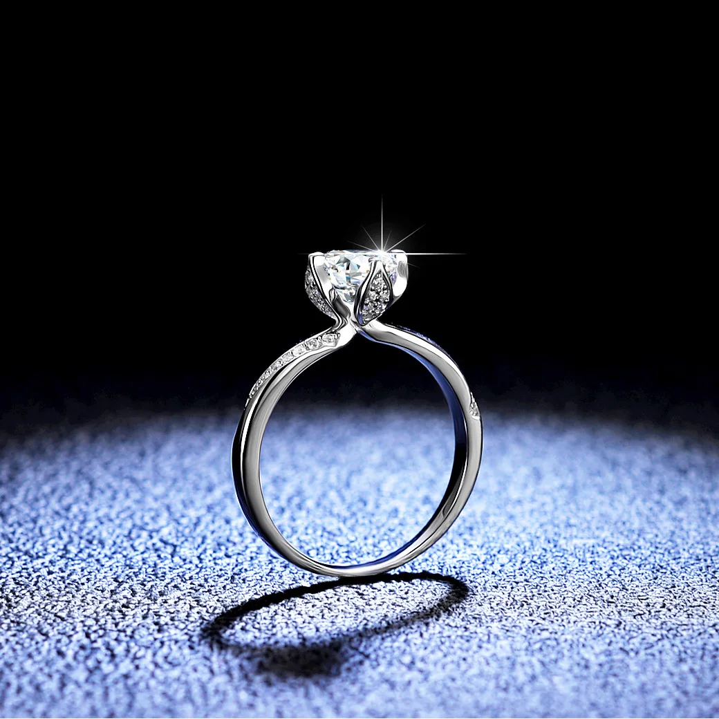 Anillo Clásico de Cuatro Puntas con Moissanita de 1ct en Platino PT950 - Anillo de platino de 1ct, estilo duradero y atemporal, regalo perfecto para personas mayores