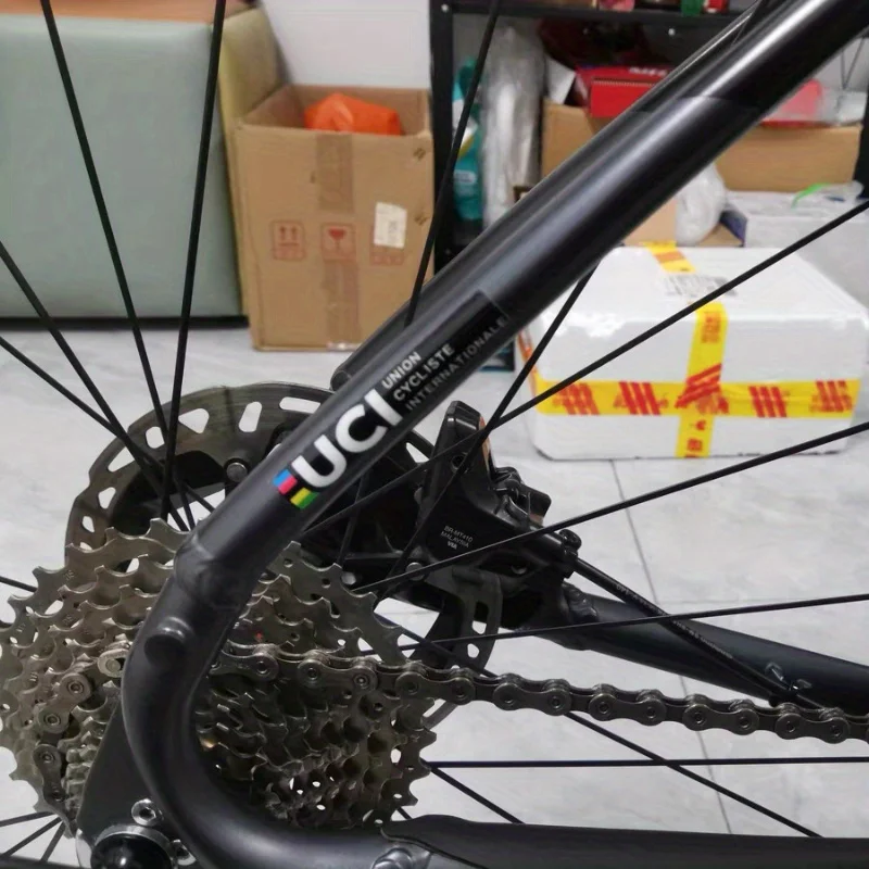 ملصق فني عصري "UCI Cycling Union"، مثالي لقفصان ركوب الدراجات وأغطية الكمبيوتر المحمول، يعرض ركوب الدراجات الاحترافي الرائع - مظهر تحت عنوان