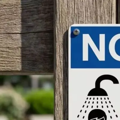 Metal Pool Shower Sign Bilingual English Spanish 12x8 Inch Blue Tin Sign for Pool Safety Communication Outdoor Use