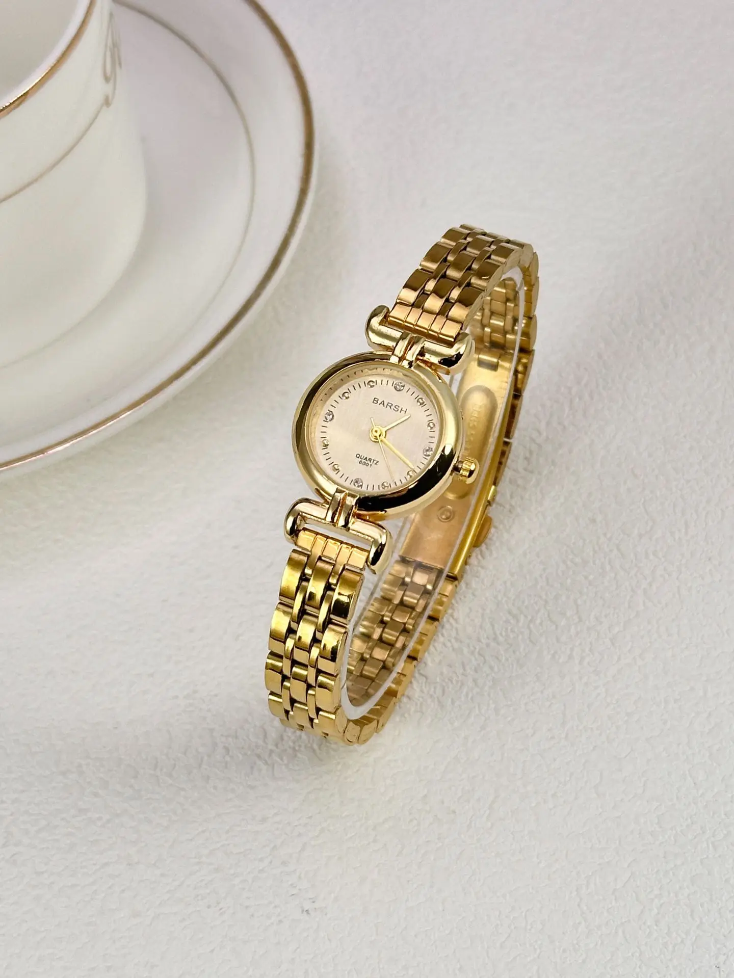 ساعة نسائية لعام 2025 ذات ملمس راقي وشريط فولاذي ذهبي ومزاج بسيط على الطراز القديم ساعات يد كوارتز عصرية للسيدات