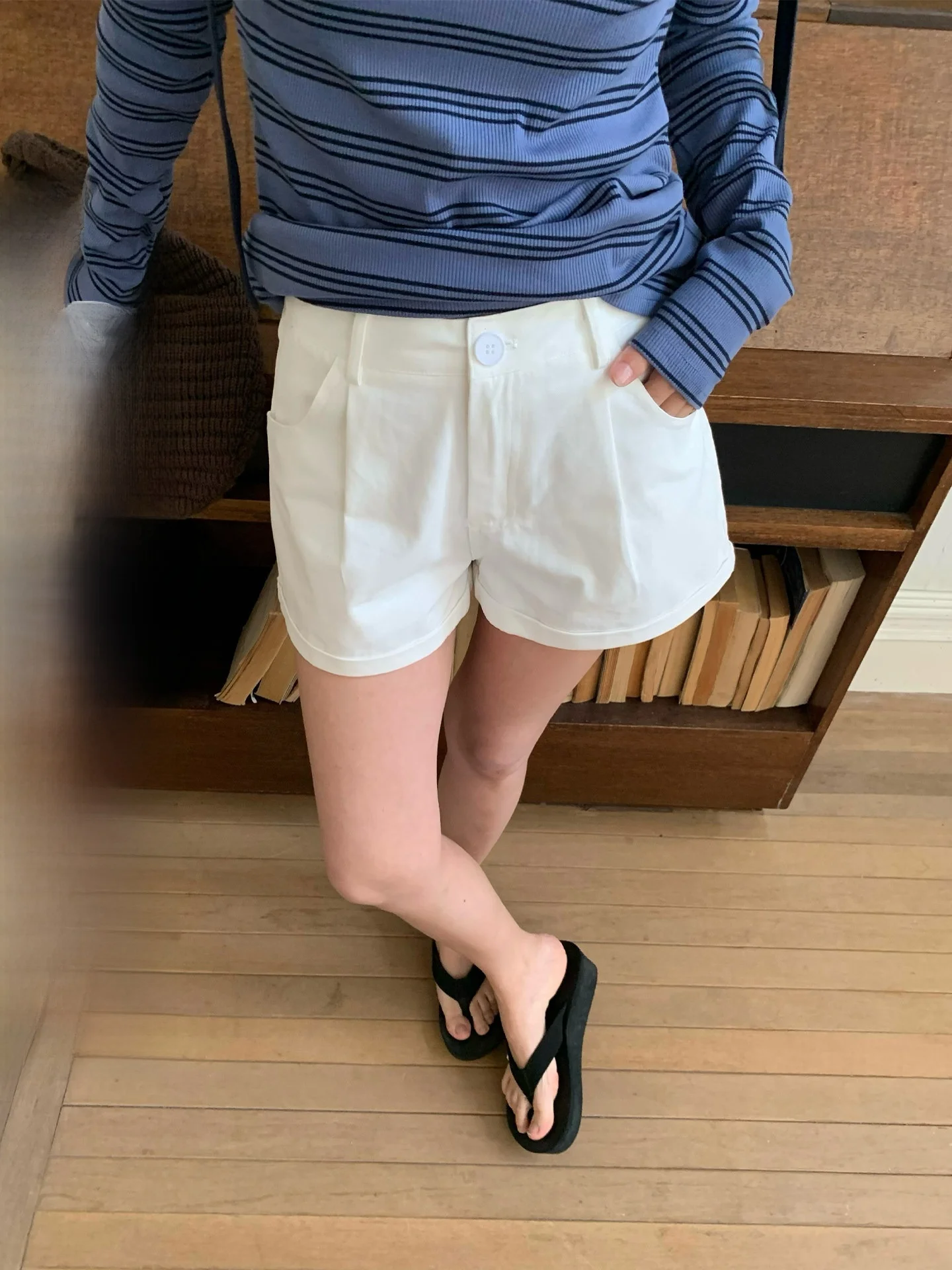 

Летние повседневные шорты из выстиранного хлопка для женщин: свободные плиссированные брюки прямого кроя, широкие брюки с расклешенным низом, белые, с естественной талией