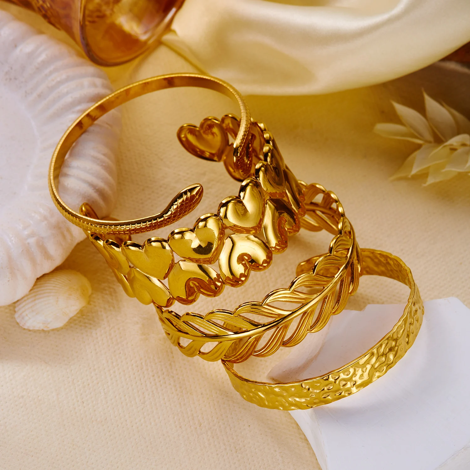 Dünner, gehämmerter, minimalistischer offener Armreif aus Edelstahl mit zarter matter Oberfläche, verstellbares Armband für Damen – Detail 8