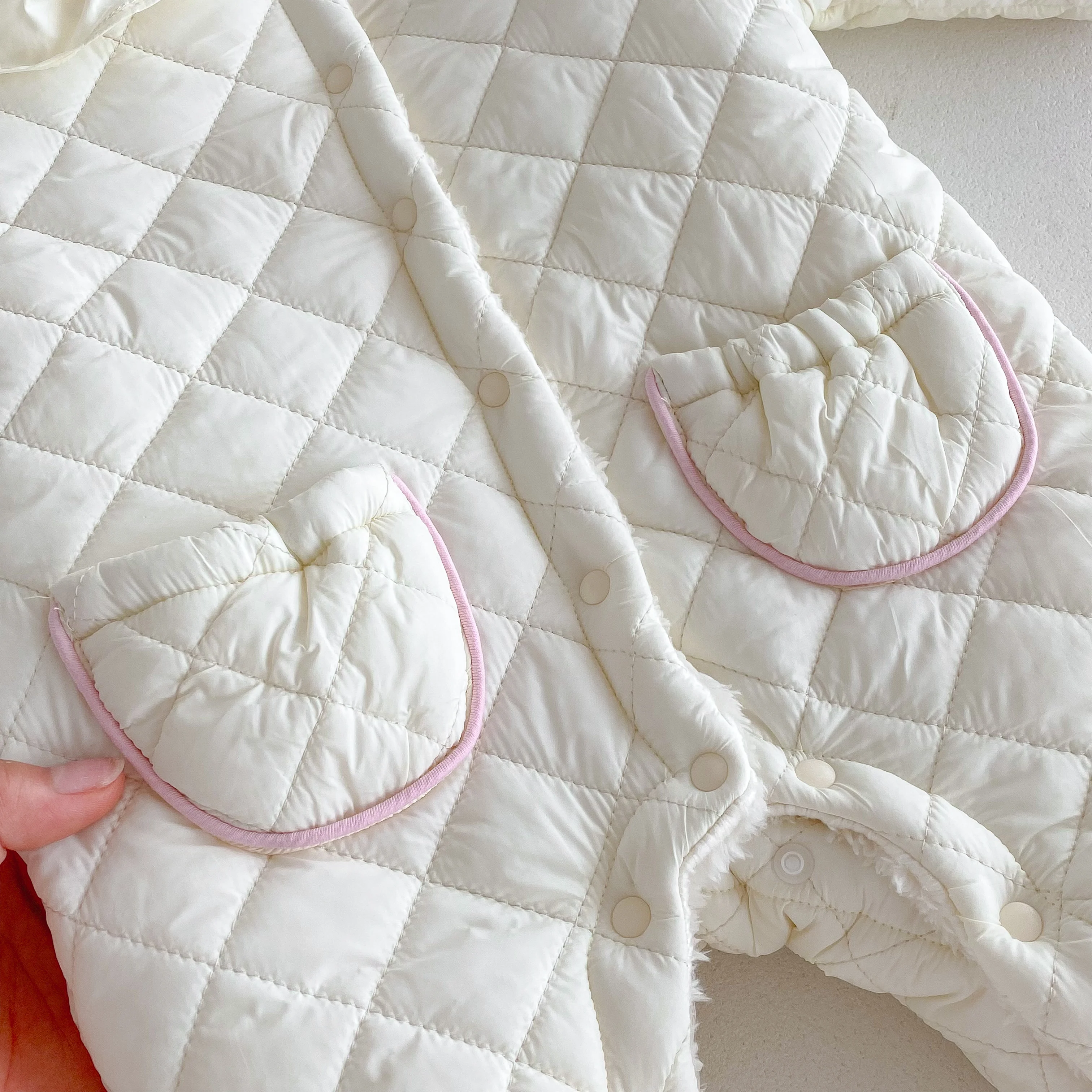 Entzückender Baby-Fleece-Strampler, gefütterte Winter- und Herbstkleidung für Mädchen, warmer Baby-Overall, Neugeborenen-Krabbelanzug. – Detail 7