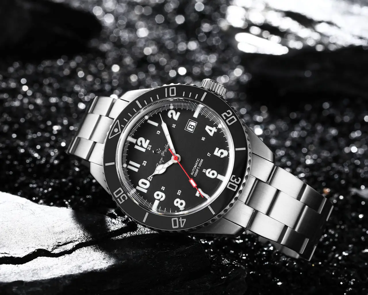 300M diver\'s automatic watch  Full lume dial and Stainless steel case and band Sapphire crystal