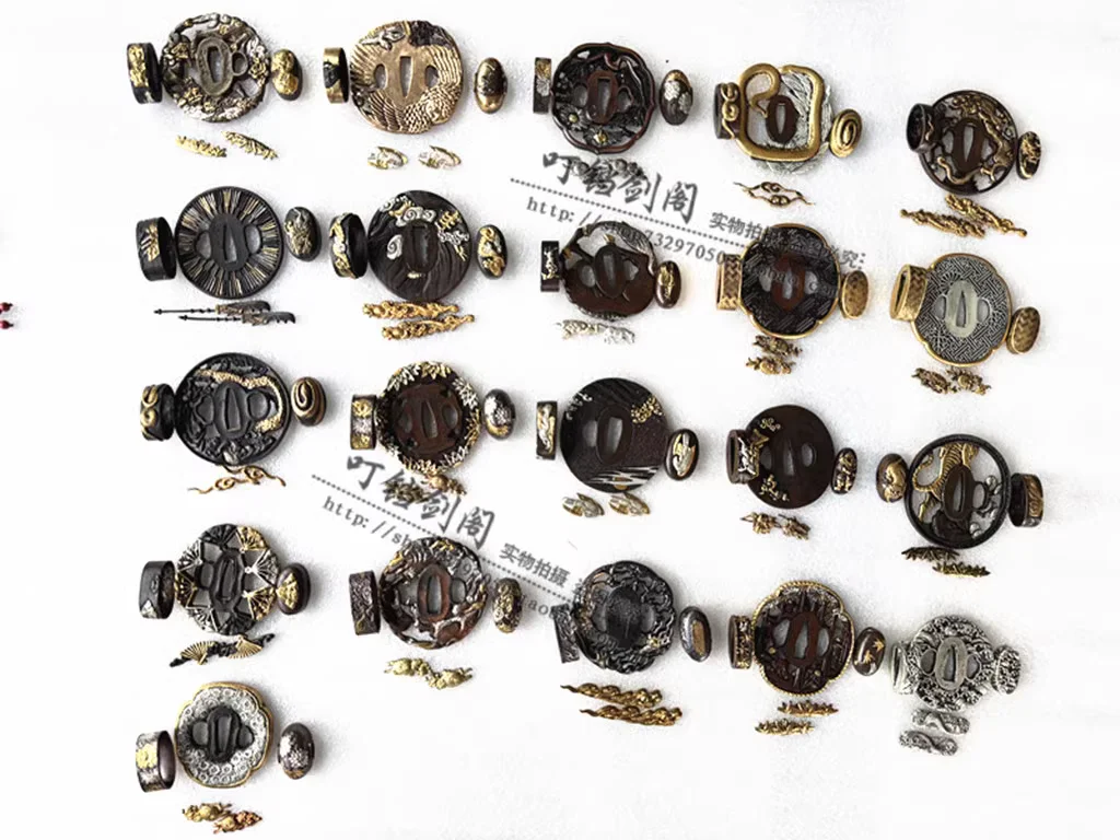 Immagine 4: Set dorato con rame dorato e argento di accessori per spada da samurai giapponese Katana, Tsuba, Fuchi, Kashira, Menuki