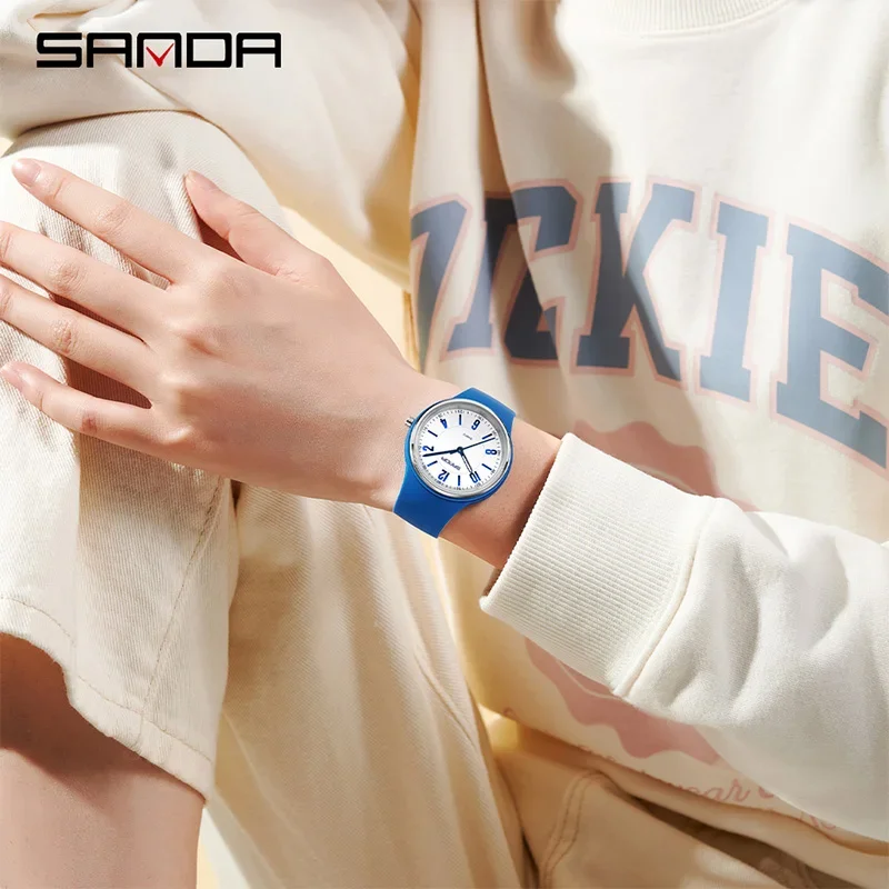 ساعة SANDA Fashion Quartz للرجال والنساء بمينا كبير بسيط مقاوم للماء وخفيف الوزن وعرض مضيء للجنسين هدية ساعة الطالب