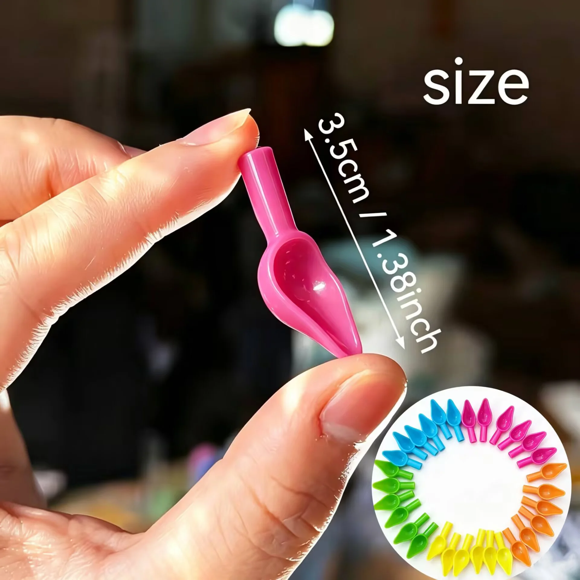 Colorful bird feeding spoon, young parrot feeding tool, hand pet feeding spoon, mainly used for feeding liquid to birds.