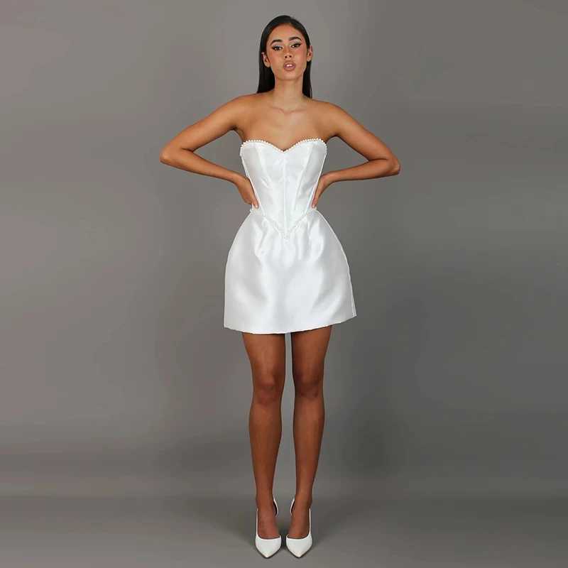 Elegancka biała satynowa mini sukienka na studniówkę bez ramiączek z perłami zdobioną sukienką ślubną z dekoltem w kształcie serca Elegancka sukienka imprezowa w kształcie litery A