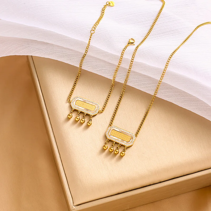 امرأة أنثى بها قلادة سوار مرصعة بالفولاذ المقاوم للصدأ تتميز بمعداد بيضاوي مربع لجذب الثروة