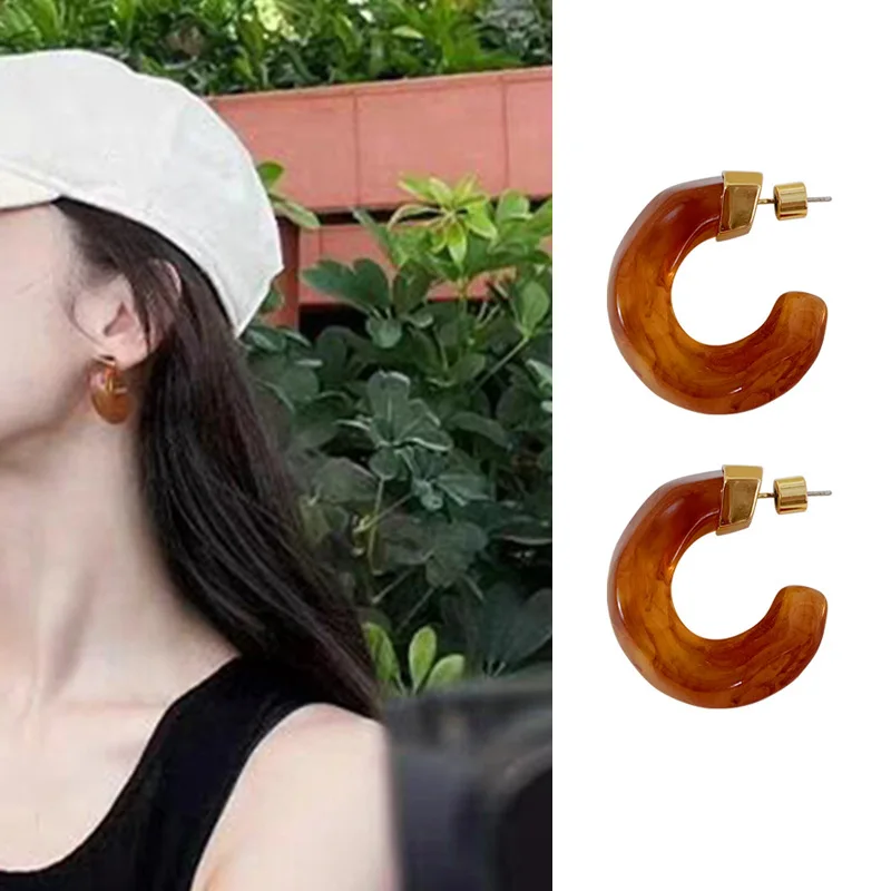 Twist Tri-Color C-Shaped Resin Hoop Earrings - Niche & Unique, Stylish, High-End, Light Luxury Earrings for Women M445