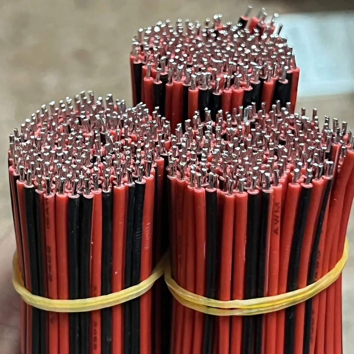 10cm 길이의 24AWG 양단 주석 도금 2468 빨간색-검은색 병렬 전자 연결 와이어 100개