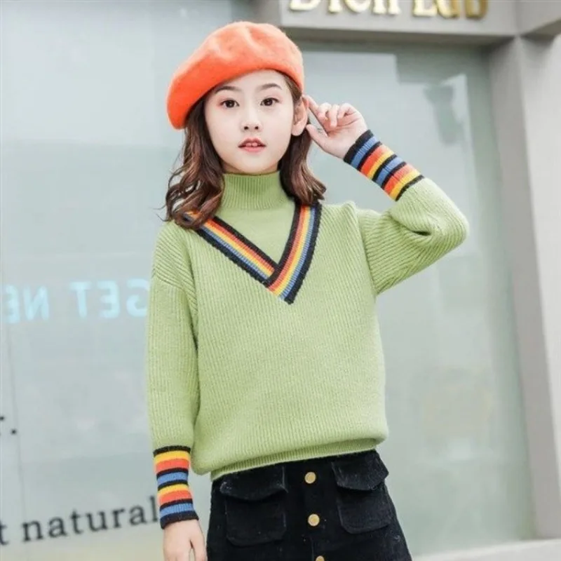 جديد 2025 سترة متماسكة سميكة مبطنة بالصوف للفتيات الصغيرات ملابس شتوية برقبة دائرية ، ملابس أنيقة للخريف والشتاء للأطفال