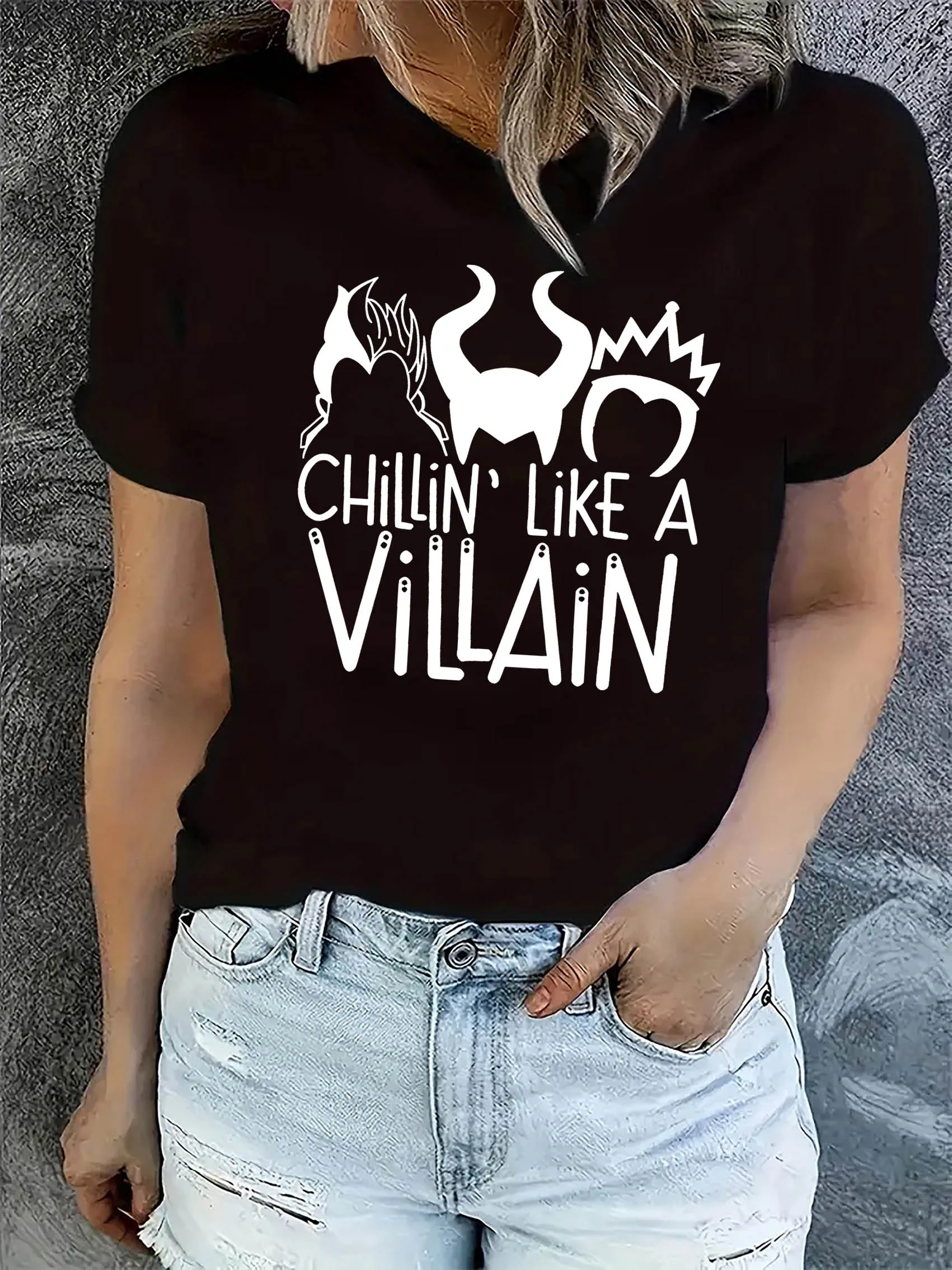Casual T-shirt met korte mouwen voor dames - Grafische print "Chillin' Like a Villain" met gekroonde skeletten Heksenhoedontwerp