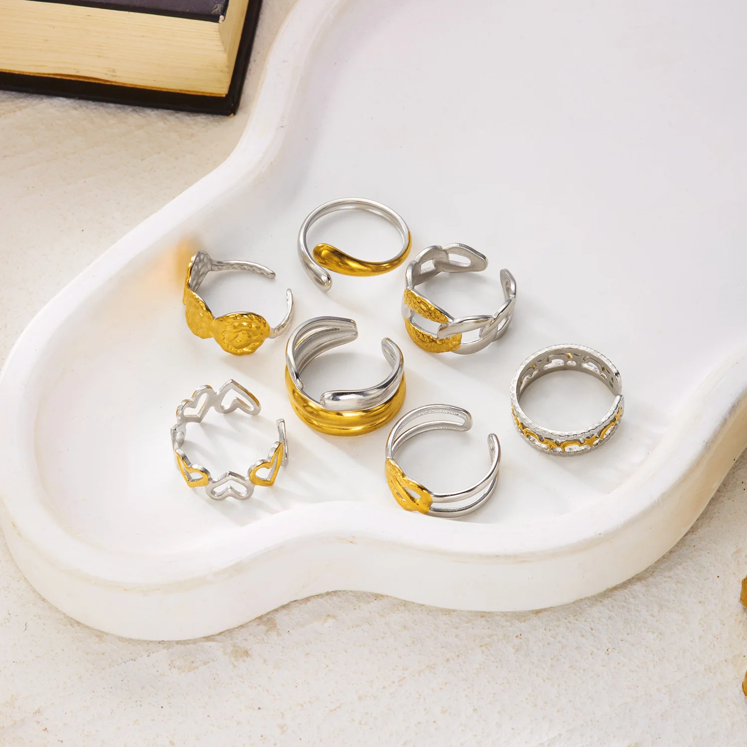 7-teiliges Skulpturales Abstraktes Blumen-Herz Ringset für Frauen Edelstahl Zweifarbig Gestapelte Massive Alltags-Minimalistische Schmuckstücke – Detail 4