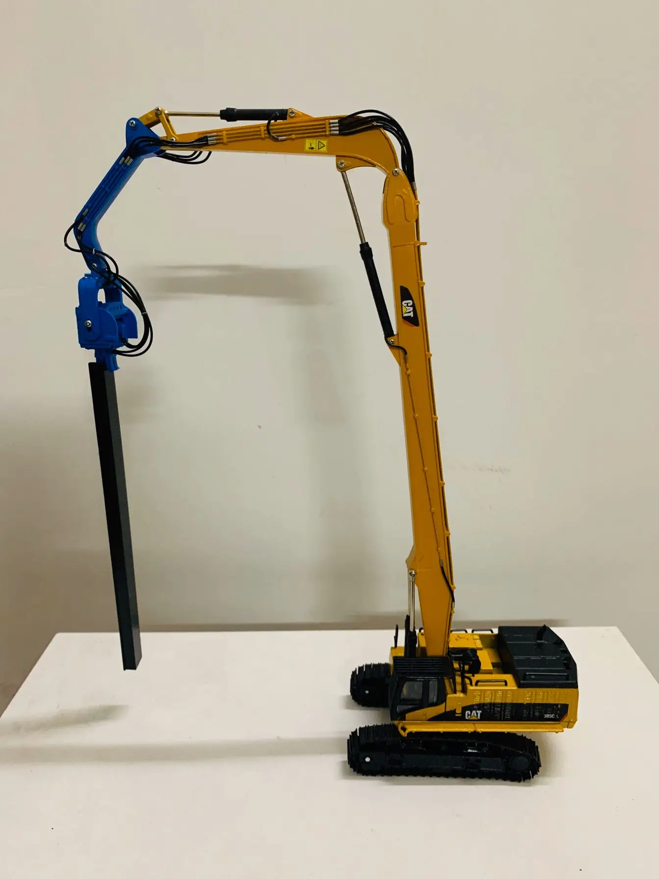 

385C Pile Driver Excavator Construction Long Arm Crane 1:50 Scale DieCast Model