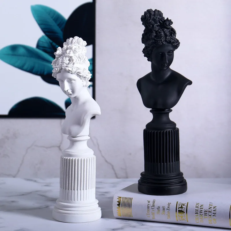 A Statue Of The Goddess Freya From Northern Europe. Creative Human Figure Sculptures For The Living Room, Study And Wine Cabinet
