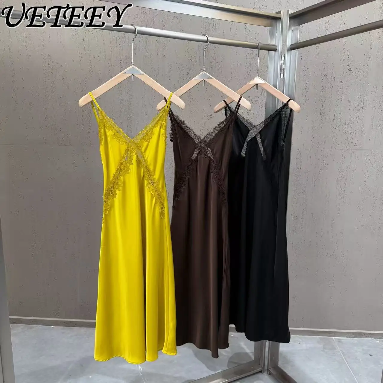 

Элегантное кружевное платье-макси без рукавов на весну/лето 2026: струящееся, шикарное и непринужденно стильное, с эффектом стройности