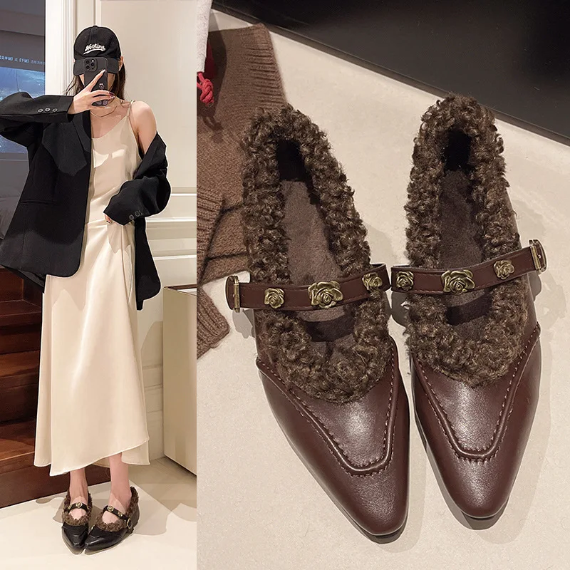 أشار تو الشقق الفراء حذاء من الجلد الشتاء مصمم أحذية خفيفة بدون كعب امرأة 2025 الاتجاه حفلة مريحة جديدة الثلوج بوتاس مثير تشيلسي الأحذية #1