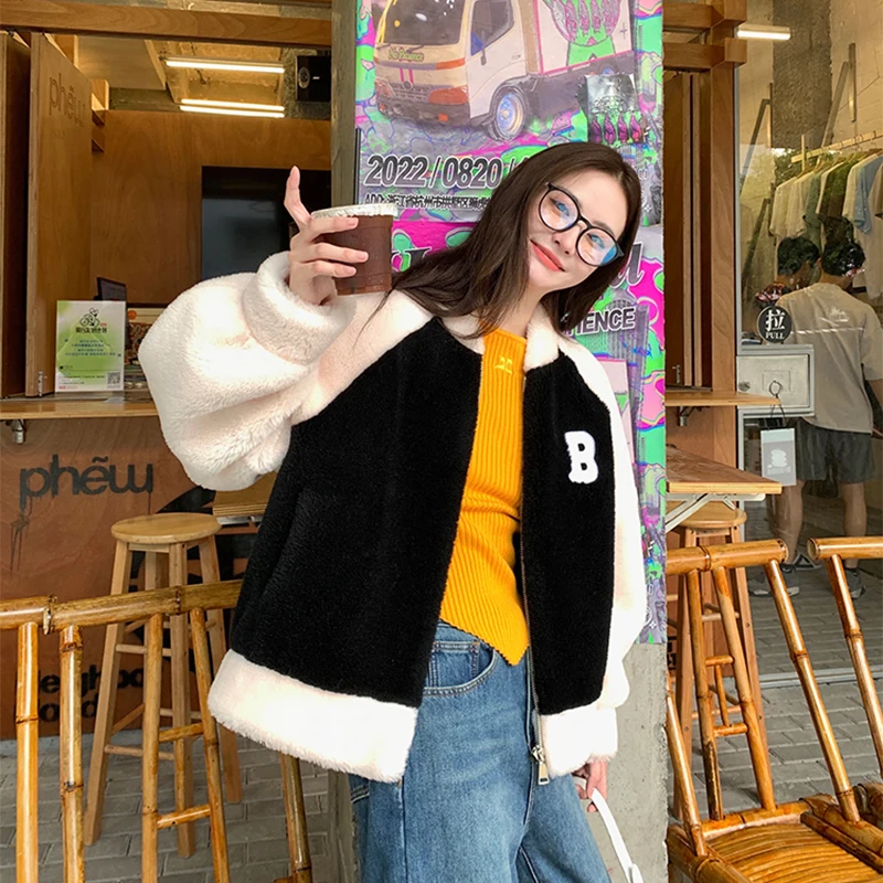 

2023 Lamb Wool Baseball Uniform Women's Winter Fashion Short Letter "B" Casual Stand Collar Contrast Stitching Real Fur Jacket