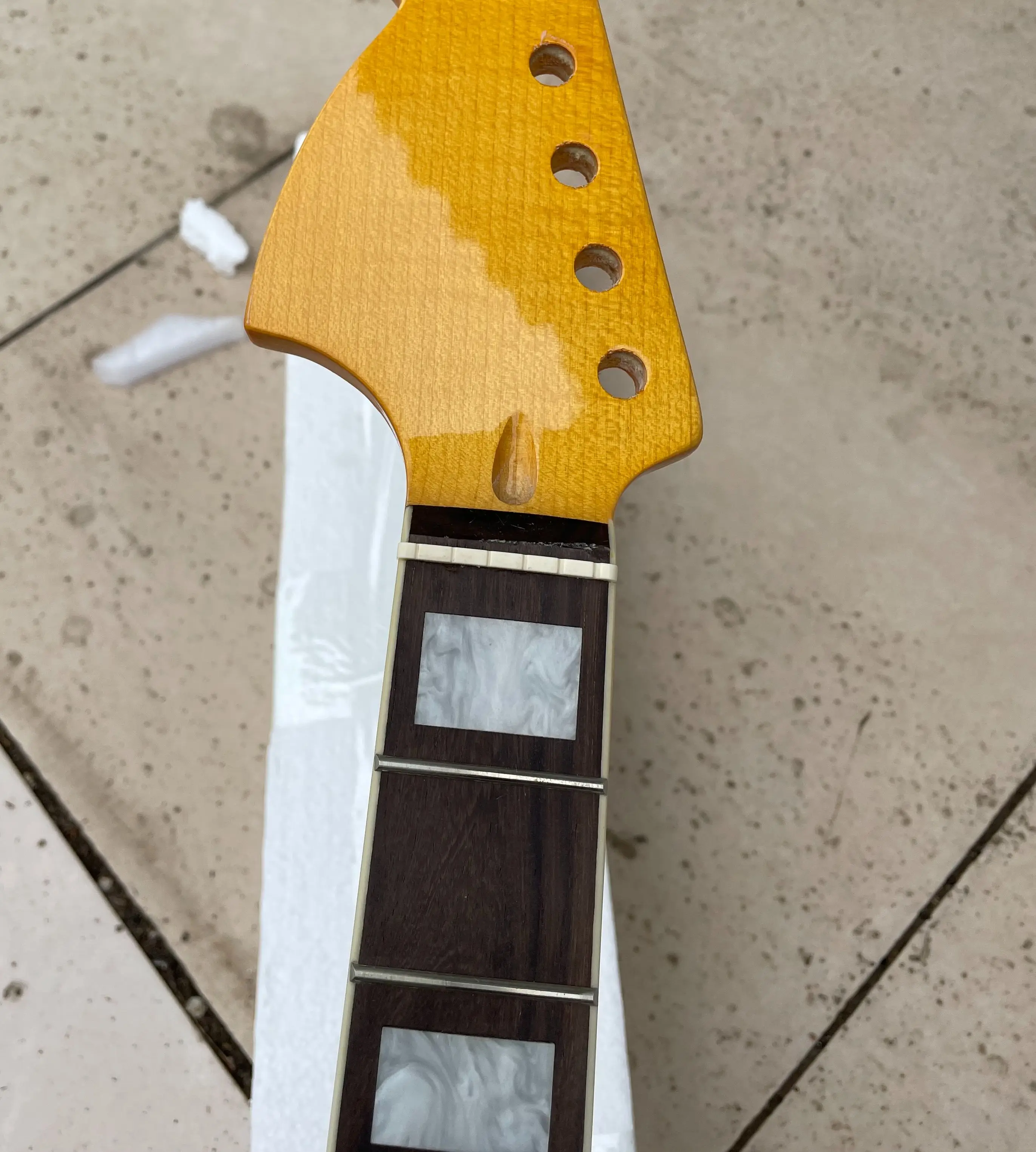 Left Hand Big Head Yellow Gloss Maple Guitar Neck, 22 Frets Rosewood Fretboard, White Block, Acrylic Inlay Parts, Guitar Handle