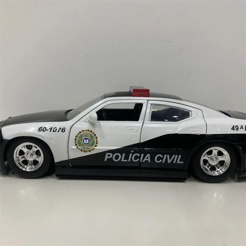 Jada1:24 2006 Dodge Charger coche de policía de alta simulación, coche fundido a presión, modelo de aleación de Metal, juguetes para niños, regalos de colección