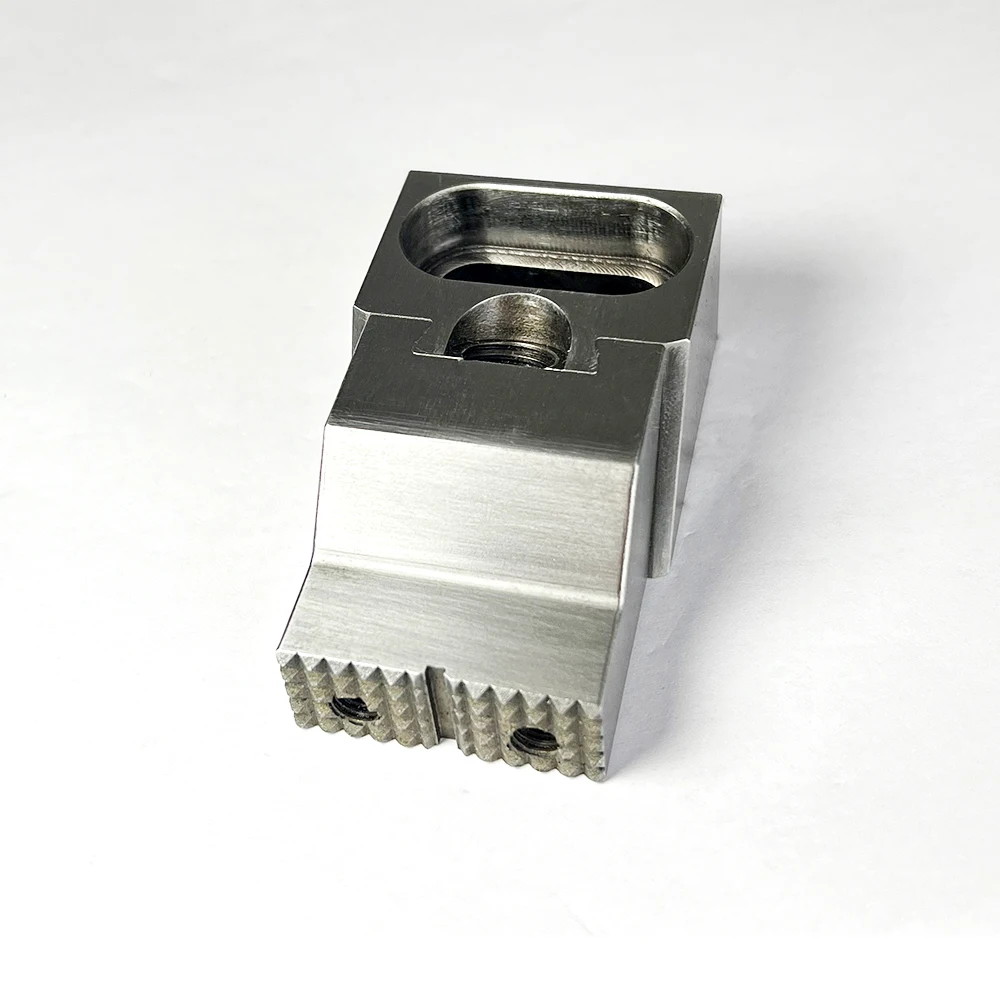 مركز التصنيع باستخدام الحاسب الآلي بمشبك Ok في اتجاه واحد، مشبك الضفدع في اتجاه واحد، قالب CNC، ملزمة دقيقة متعددة المحطات مضادة للاعوجاج، M8/M10/M12