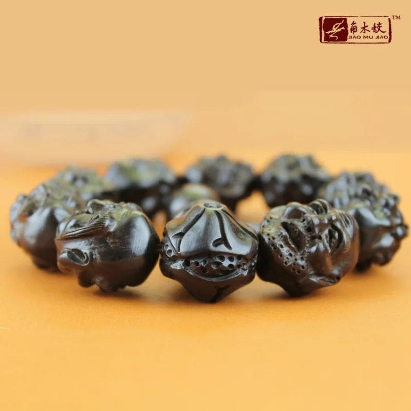 

Браслет из бусин Будды Архата, вырезанных вручную из дерева, пораженного молнией, изысканно выполнен и похож на настоящий.