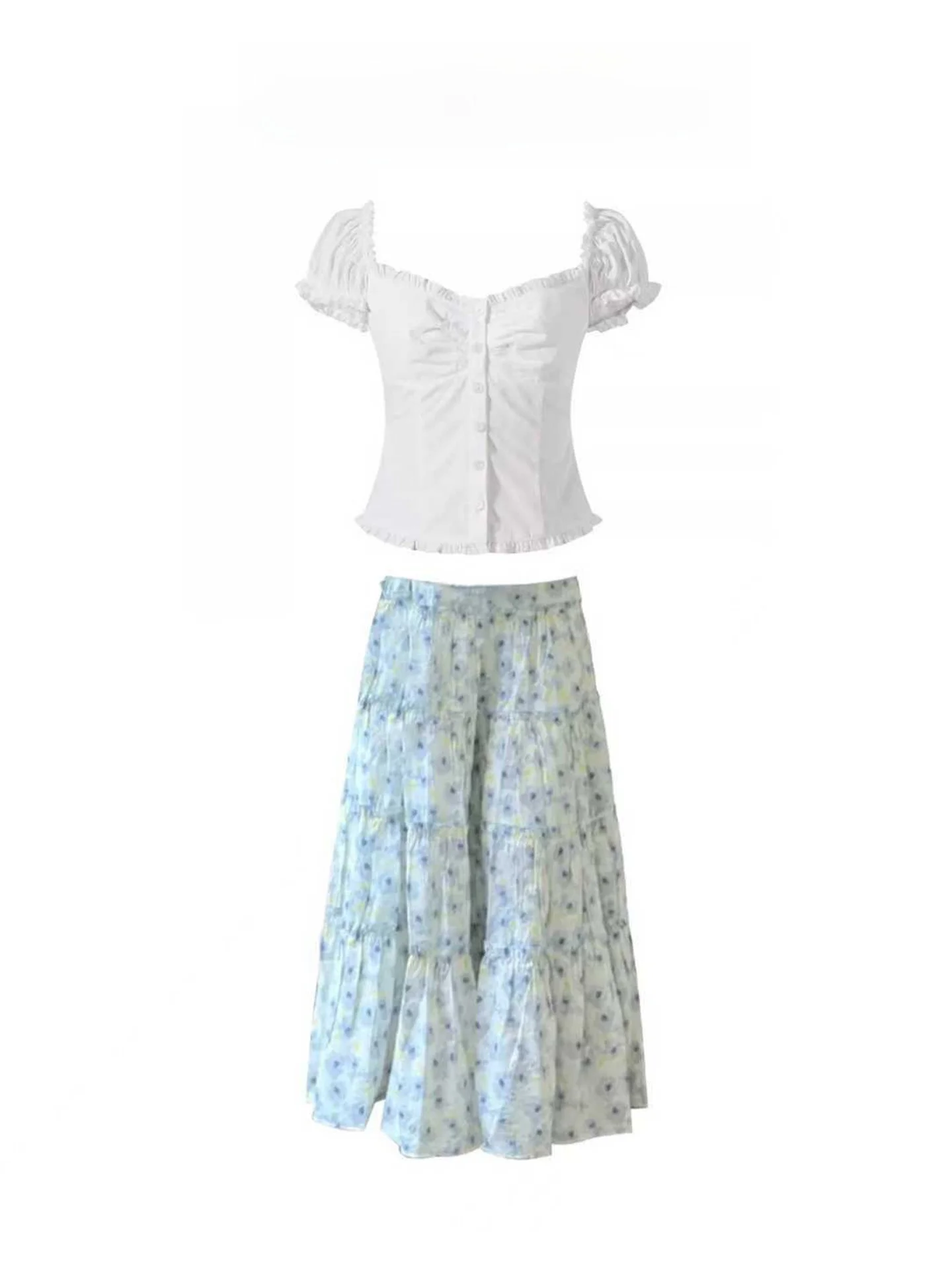 

Летний комплект: юбка А-силуэта с цветочным принтом и белый топ с коротким рукавом. Женский модный комплект в нежном стиле: длинная юбка с высокой талией.