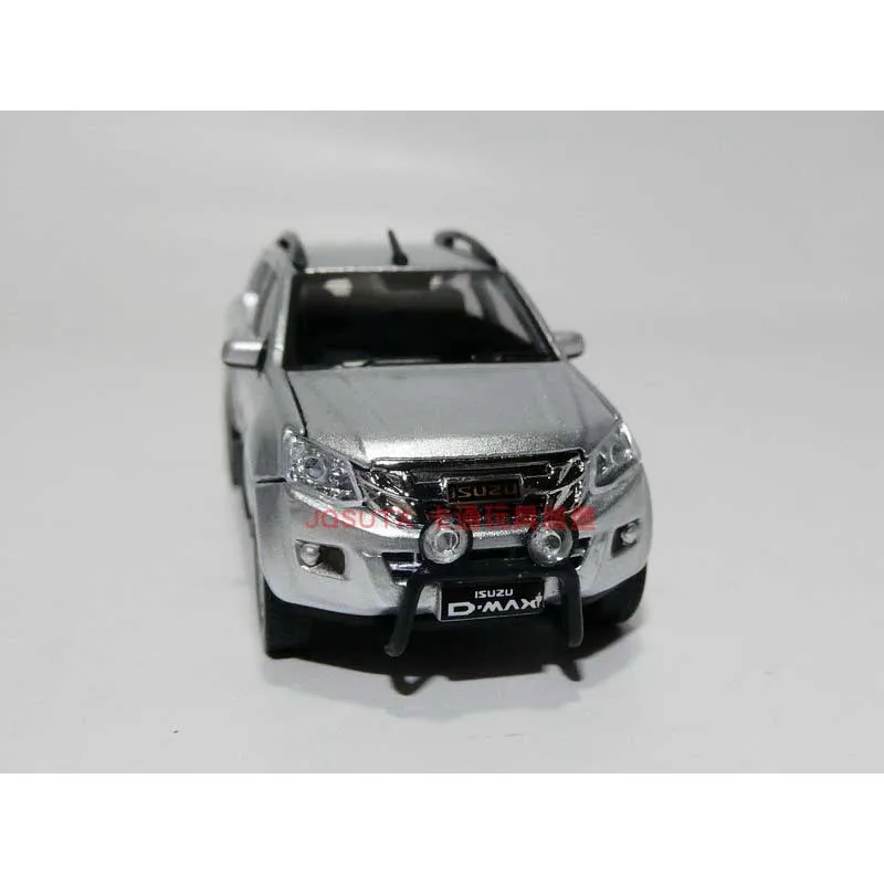 BM Diecast 1:64 ISUZU D-MAX Silver Pickup Alloy Car Model Can Open Door Adult Classic Collection Static Display Boy Toys