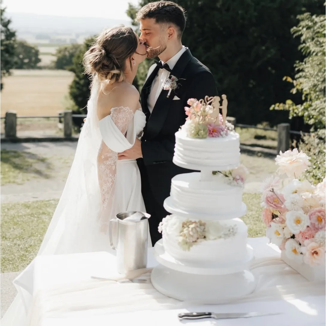 ชุดแต่งงานแบบยาวสั่งตัดพิเศษ ไหล่เฉียง ผ้าลูกไม้ ทรงเอไลน์ ผ้าเครปจับจีบ ผ้าทูลล์ ชายกระโปรงยาวลากพื้น