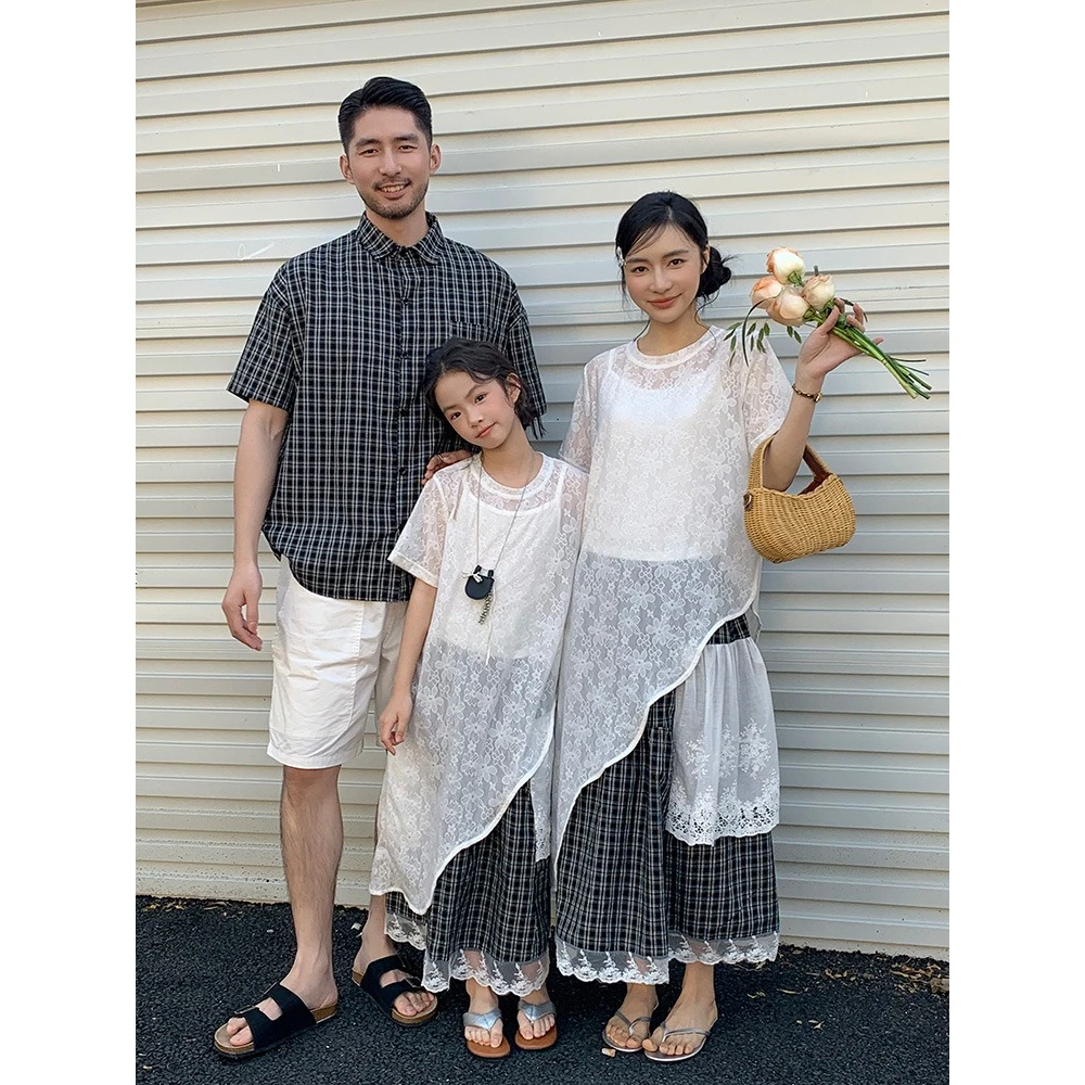 

Семейный комплект в клетку: рубашка в клетку для папы и сына, кружевная юбка для мамы и дочки. Повседневный одинаковый наряд для отпуска, путешествий и семейных фотосессий.