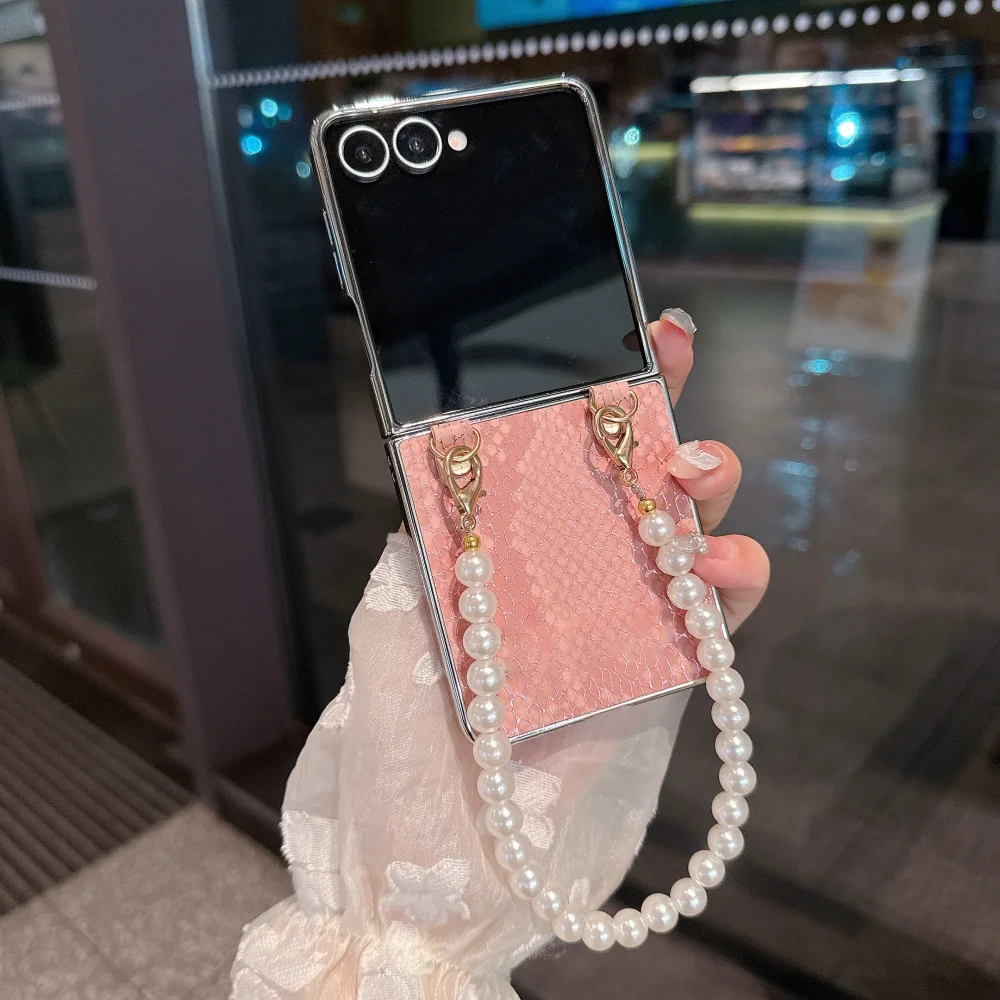 Custodia in pelle PU serpente placcatura di lusso per Samsung Galaxy Z Flip 7 FE 6 5 4 3 Flip7 Custodia per telefono con catena a mano con braccialetto di perle carino