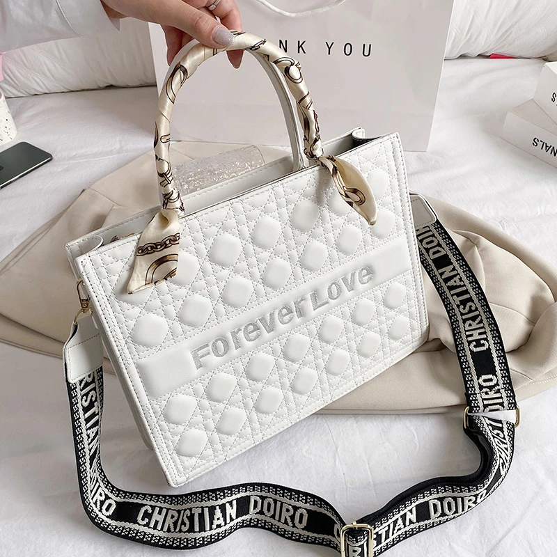

New Style High-End Women's Bag - French Niche Crossbody Trendy Exquisite Versatile European American Sweet Retro Casual Bag