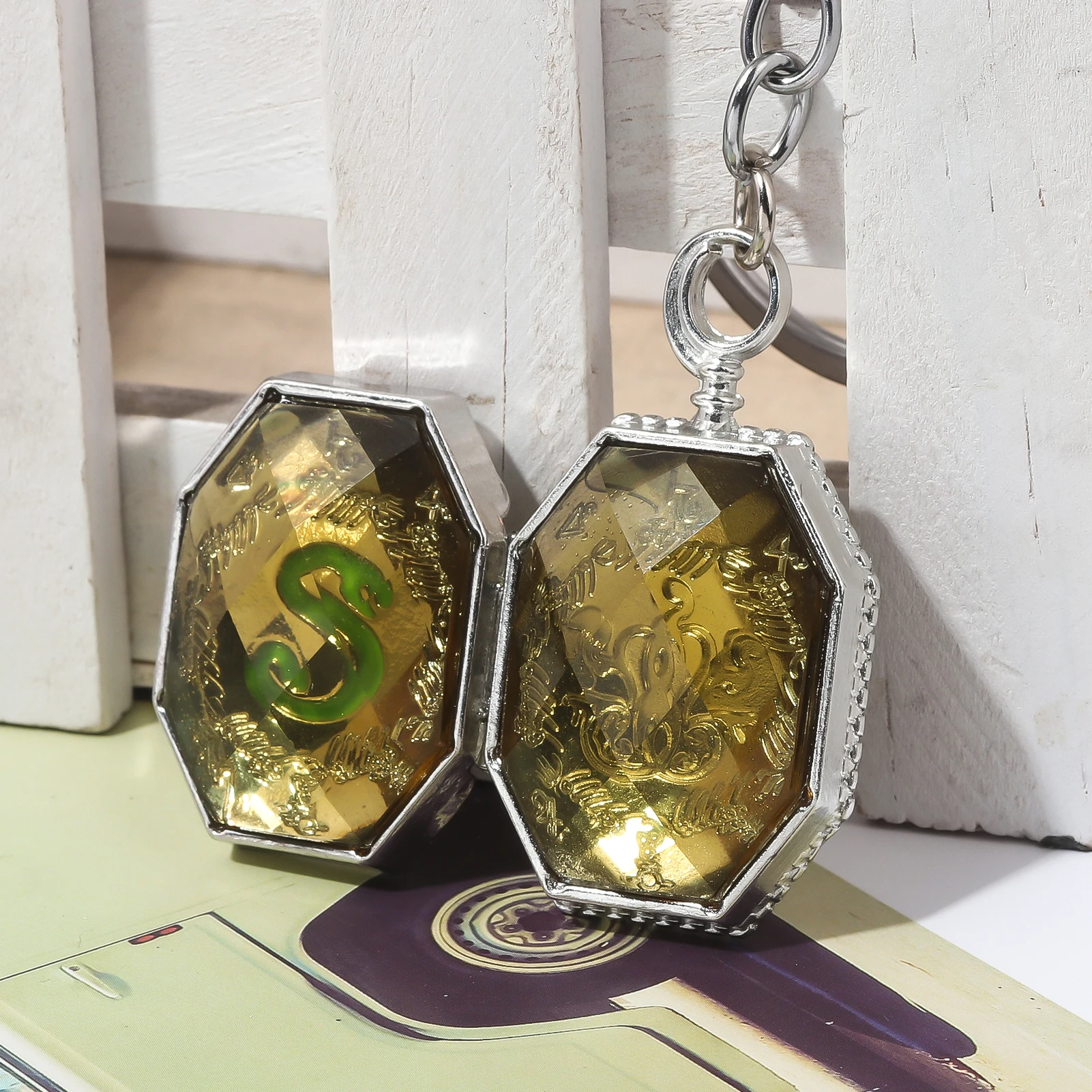 LLavero de Cosplay de película, sombrero de clasificación, rana de Chocolate, Horcrux de Salazar, medallón, colgante, llavero para mujeres, hombres, Fans, regalo de joyería