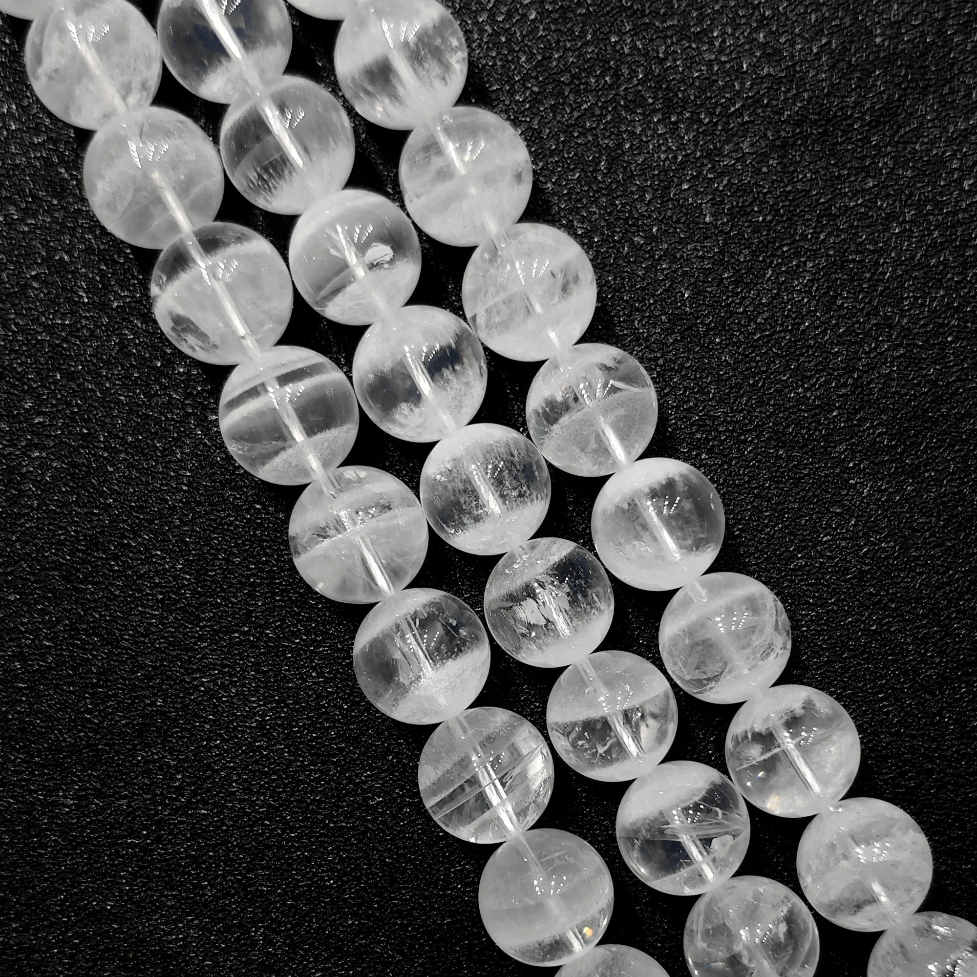 Bracelet fin en perles de cristal fantôme blanc, élément esthétique pur et neigeux pour la création de bijoux uniques