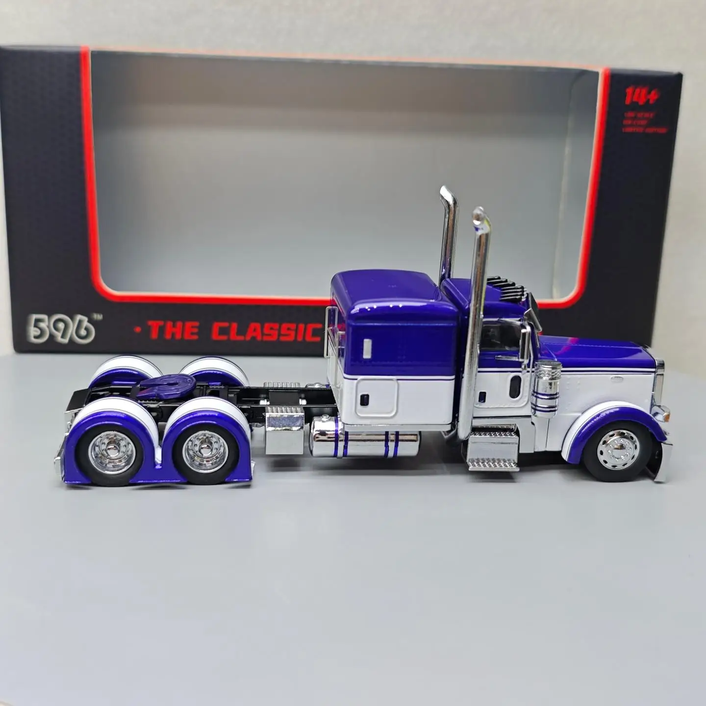 

596 1:64 Peterbilt 379 Truck Simulation Car Model Alloy Toy Collection Decoration Ornament Gift