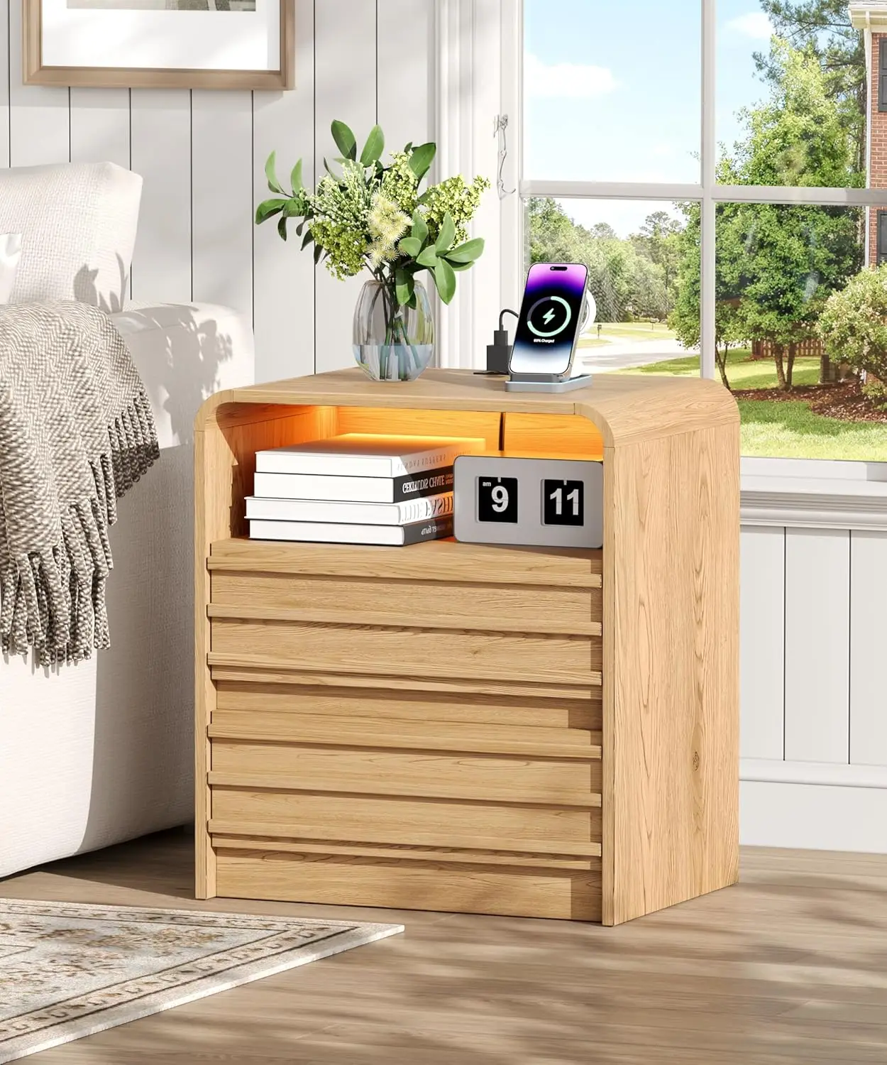 

Прикроватная тумбочка с рифленой отделкой и зарядной станцией, изогнутый прикроватный столик шириной 19,7 дюйма, тумбочка в стиле середины века с решетчатой панелью, 2 ящика