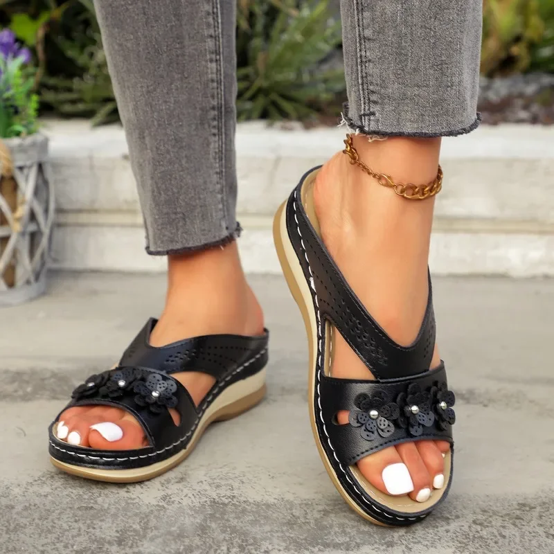 الأحذية النسائية 2025 رائجة البيع المفتوحة تو النعال النسائية حجم كبير في الهواء الطلق النعال غير رسمية النساء يزين جولة تو أسافين الصنادل